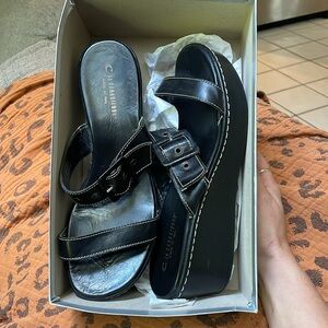 La Canadienne Dayna wedge sandals in black size 11